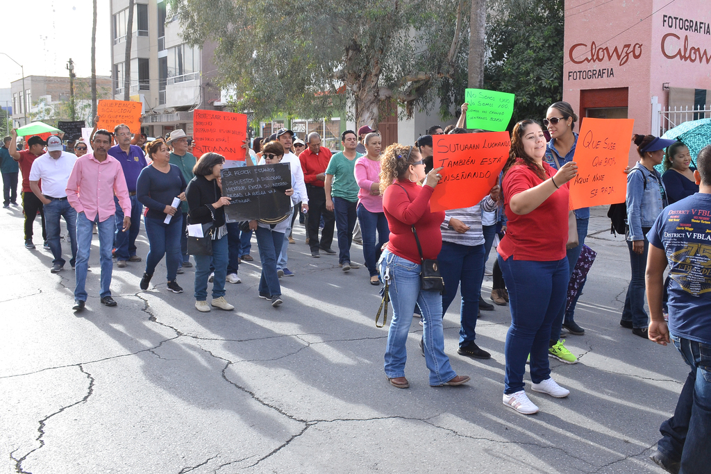 Trabajadores del Sutuaaan marcharon por calles del sector Centro de Torreón para exigir el fin de la huelga administrativa. (ROBERTO ITURRIAGA)
