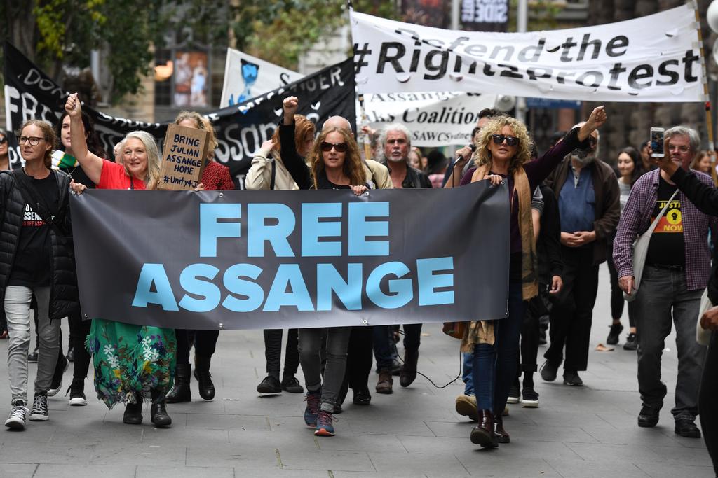 Julian Assange espera resolución respecto a su extradición, y podría enfrentar cargos por parte de los Estados Unidos, Reino Unido y Suecia. Protestas civiles y activistas cibernéticos piden su liberación.