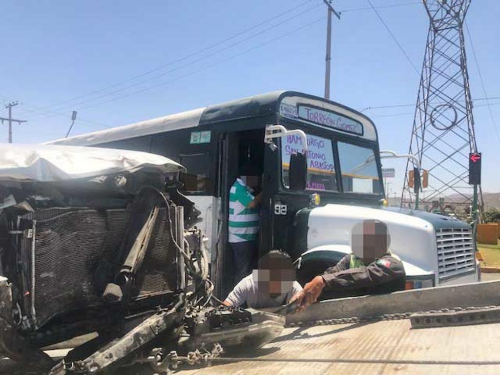 Autobús de pasajeros choca contra camioneta de reciente modelo