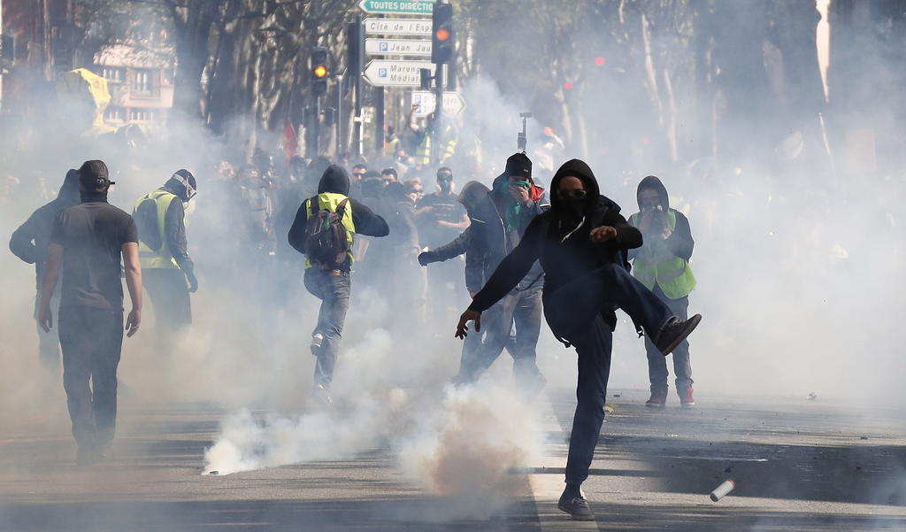 En los disturbios en Toulouse fueron quemados dos vehículos, una camioneta y un remolque, mientras que los manifestantes lanzaron proyectiles contra los efectivos policiales, que respondieron con gases lacrimógenos.  (EFE)