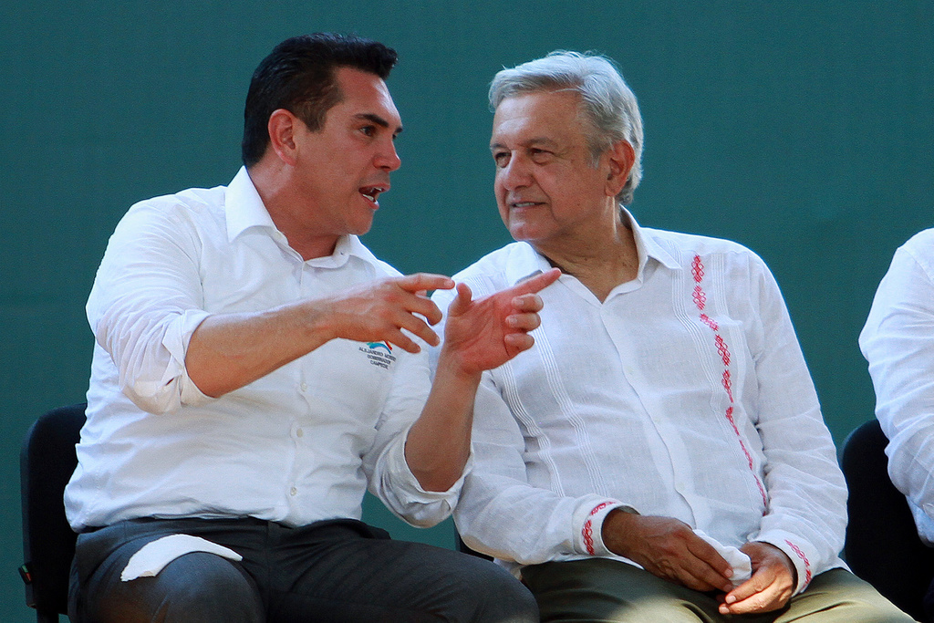 López Obrador entregó recursos a beneficiarios de programas junto al gobernador de Campeche.