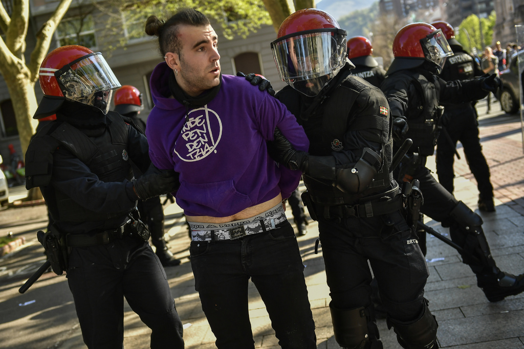 Un manifestante en favor del país vasco es detenido por policías