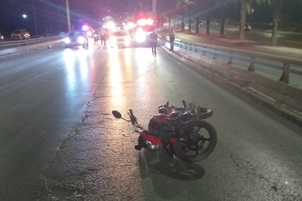Motociclista ebrio se 'estrella' contra muro en Torreón