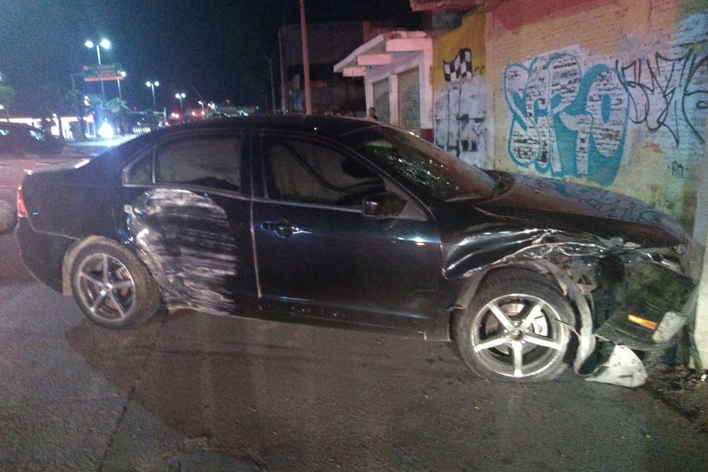 El vehículo Ford Fusion terminó impactándose contra un poste de concreto luego de chocar un taxi y derribar una palma.