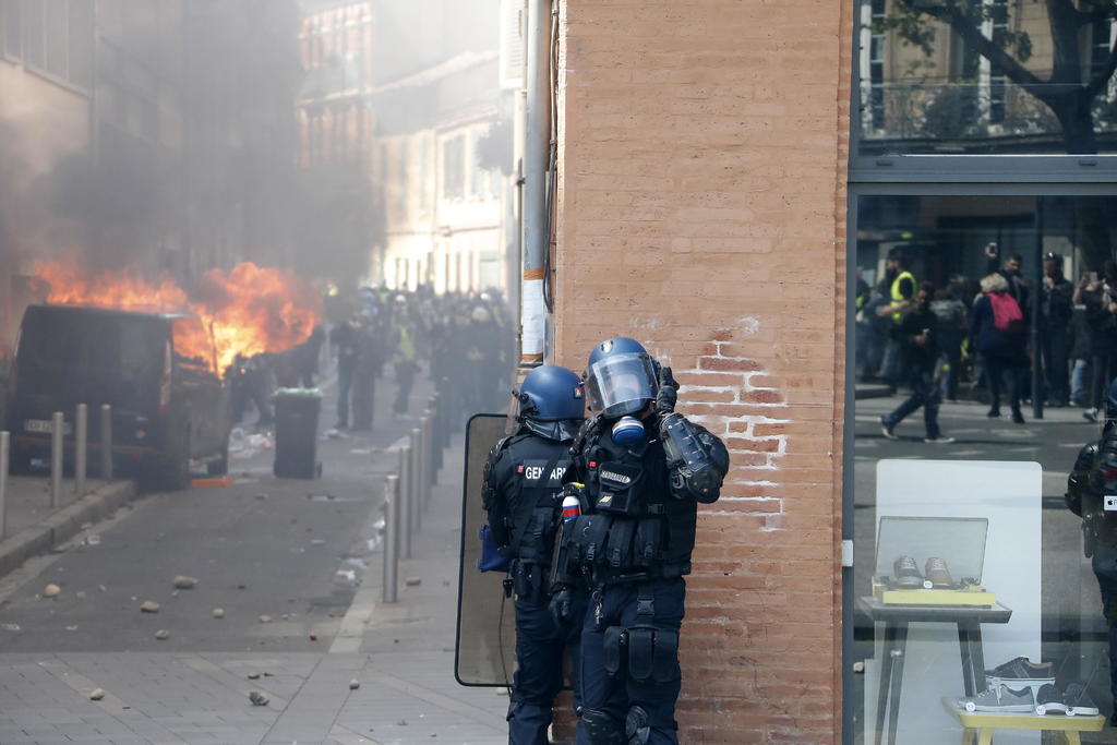 El edil de Toulouse, Jean-Luc Moudenc, escribió en Twitter: 'harto de ver a una pequeña minoría que impone su ley a la mayoría'.