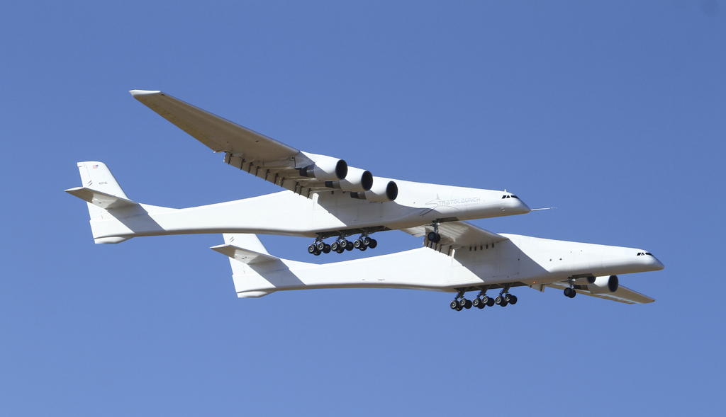 El Stratolaunch, un gigantesco avión de 6 motores con la envergadura de alas más larga del mundo, hizo su primer vuelo.