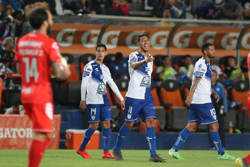 Leonardo Ulloa (c), de Pachuca, festeja su tercer gol, durante el encuentro entre Tuzos y Tiburones del Veracruz, correspondiente a la jornada 14 del torneo Clausura 2019 en el estadio Hidalgo.