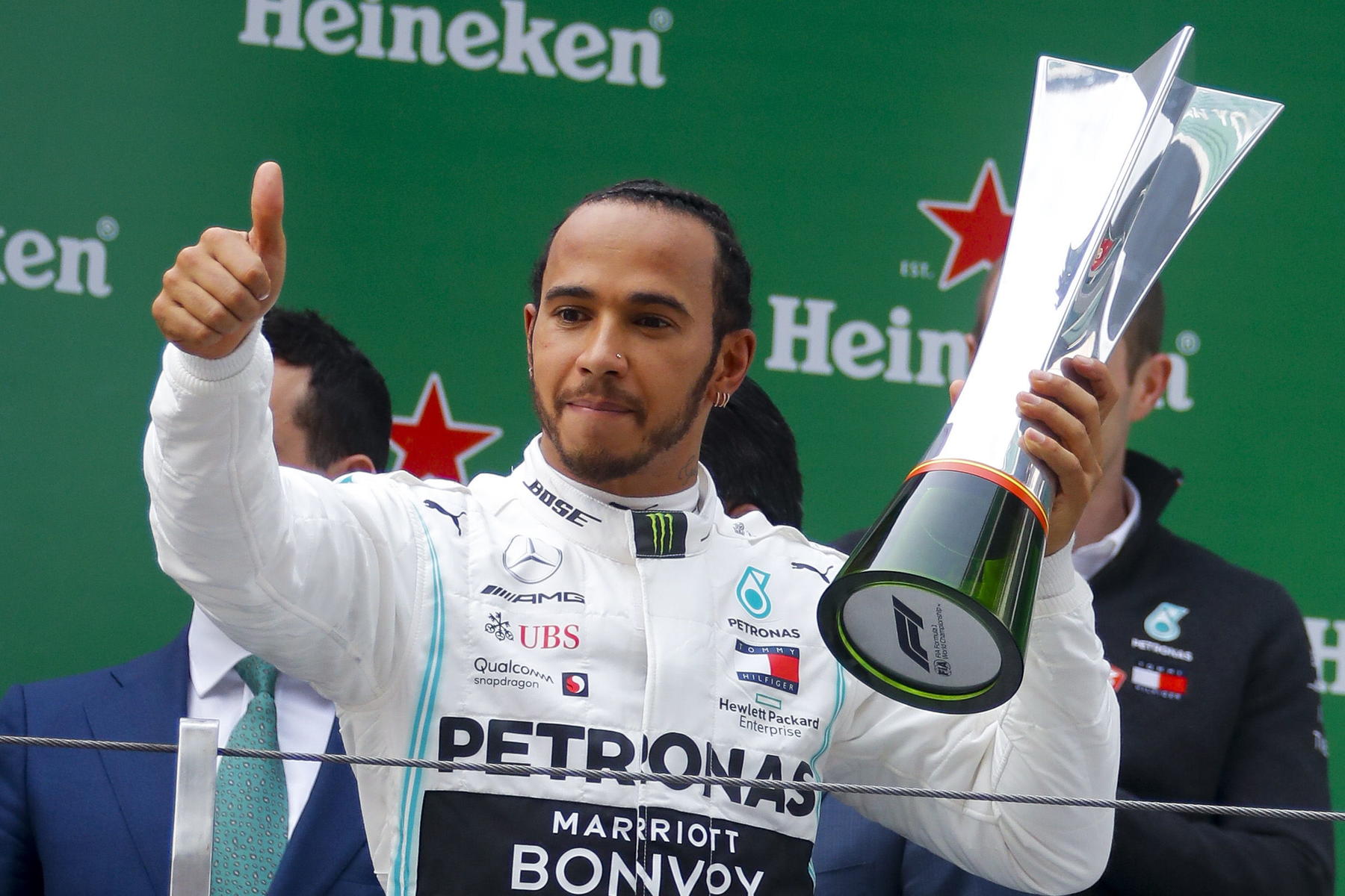 Hamilton le arrebató el primer lugar a su compañero de Mercedes, el finlandés Valtteri Bottas, desde el inicio de la carrera denominada F1 1000.