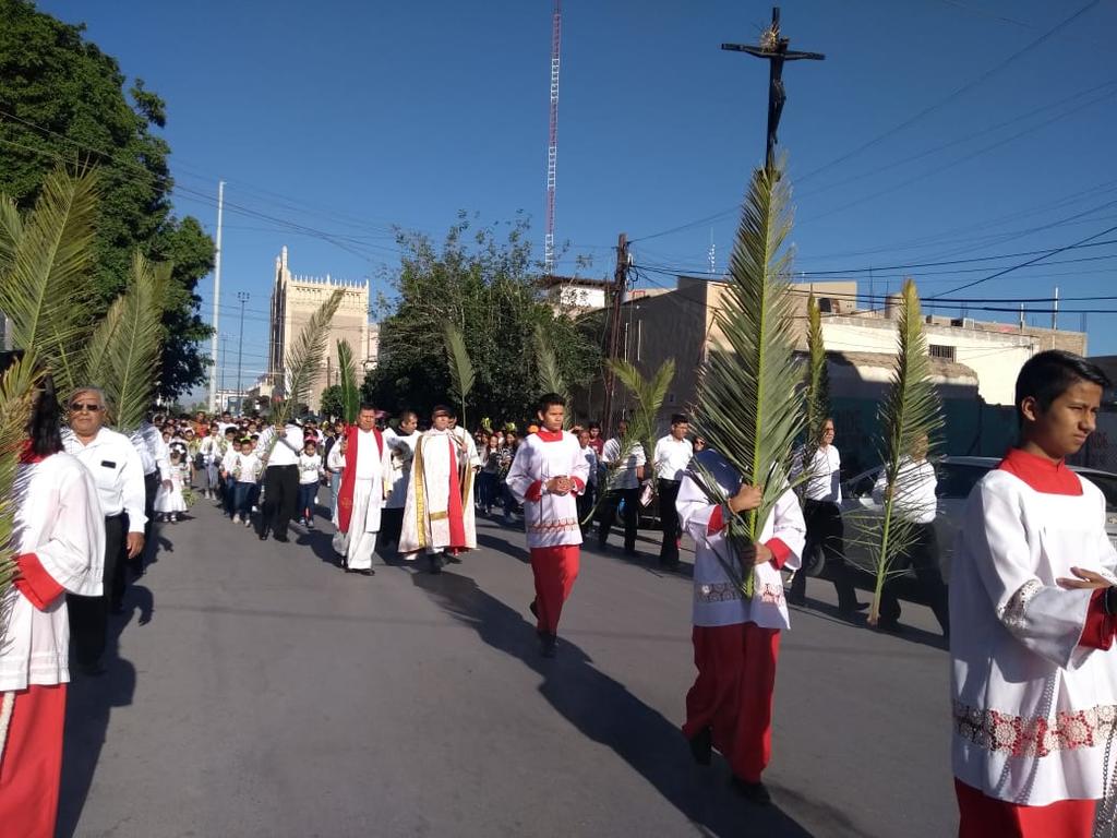 Los feligreses caminaron por la calle Matamoros para llegar a la Catedral del Carmen. (EL SIGLO DE TORREÓN) 