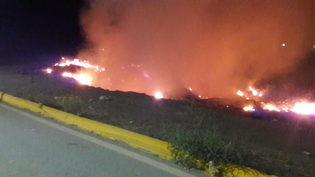 Atienden incendio en carretera de Francisco I. Madero