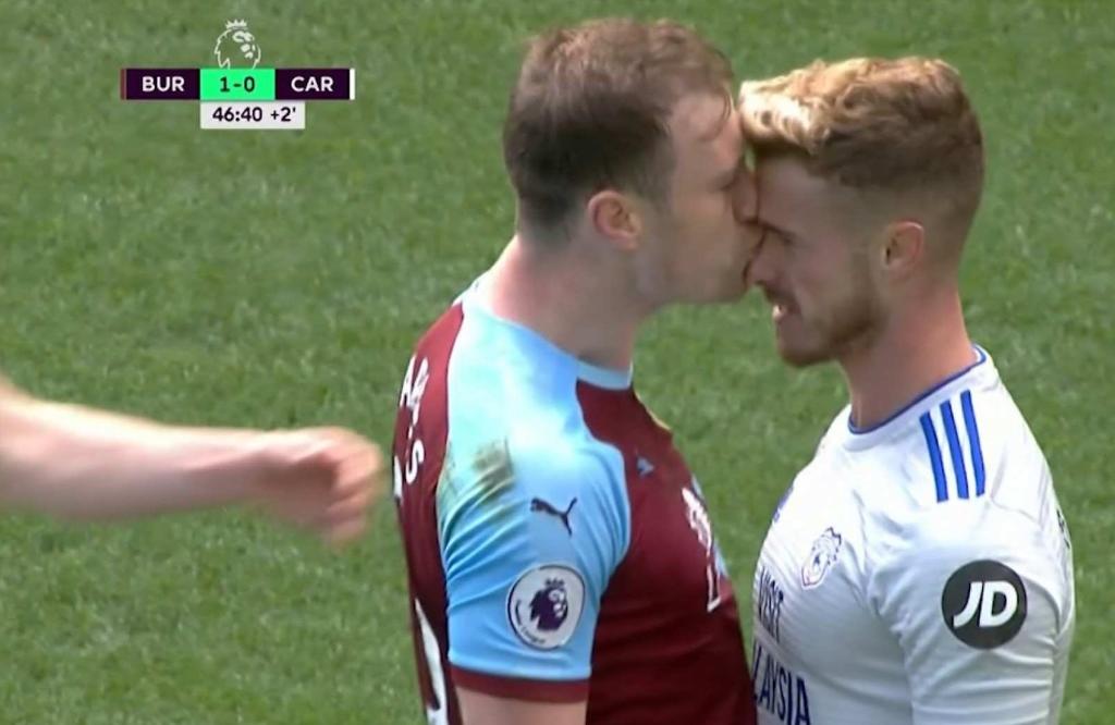 Jugador del Burnley recibe tarjeta amarilla por besar a uno de sus rivales
