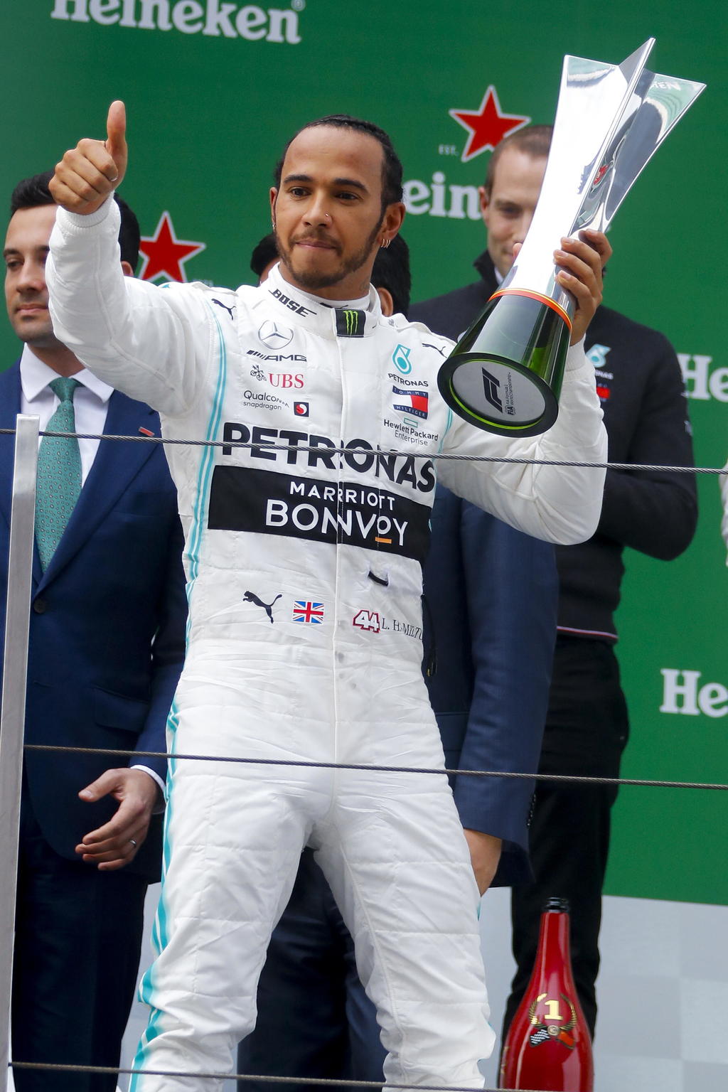 El británico Lewis Hamilton logró su sexto título del Gran Premio de China y el número 75 de su ilustre carrera.