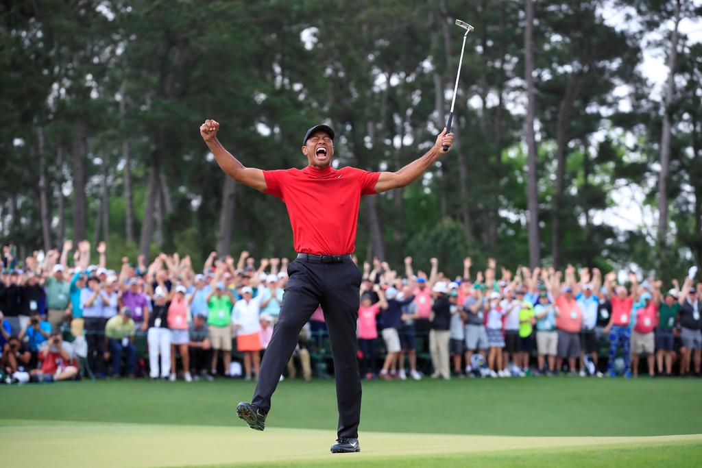 Tiger Woods celebra tras ganar su quinto título del Masters, tras tirar ayer una ronda de 70 golpes.