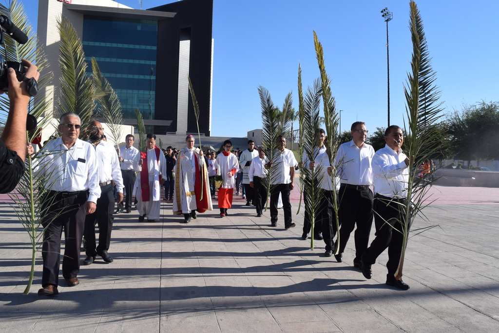 La procesión partió de la Plaza Mayor hacia la Catedral del Carmen, donde se ofició una misa. En su mensaje, el obispo destacó que la fe es la que mueve a las personas.