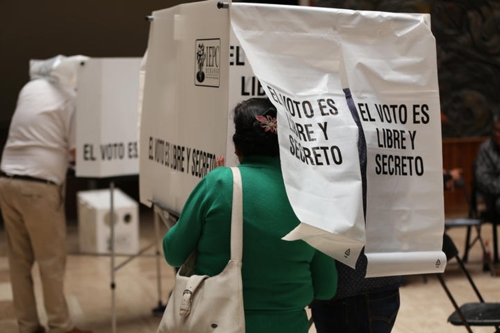Aunque las mujeres participan más en los procesos electorales, no fueron contempladas como candidatas en la capital del estado. (EL SIGLO DE TORREÓN)