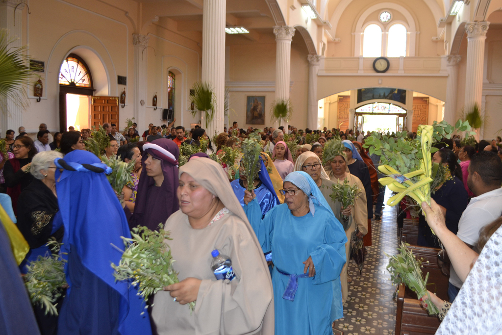 Comienza la Semana Santa con tradicional procesión del Domingo de Ramos en San Pedro Apóstol. (EL SIGLO DE TORREÓN/CLAUDIA LANDEROS)