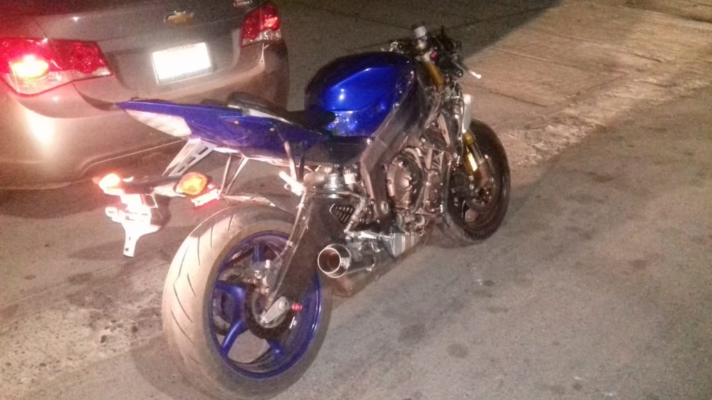 Un vehículo Seat Ibiza, que pretendía estacionarse, le cortó la circulación a una motocicleta deportiva marca Yamaha. (EL SIGLO DE TORREÓN) 