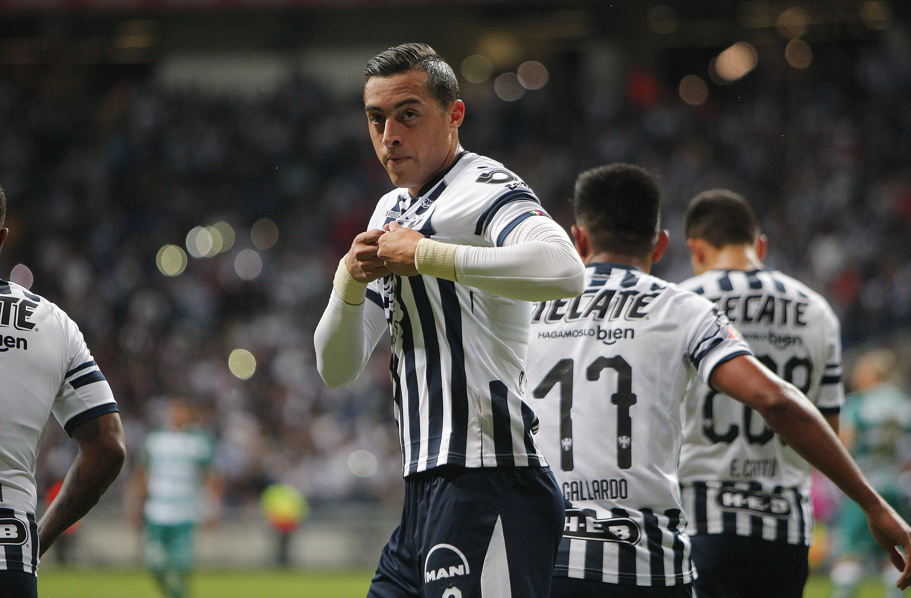 Héroe. Rogelio Funes Mori metió tres tantos en la paliza del Monterrey sobre Santos. (Jam Media)