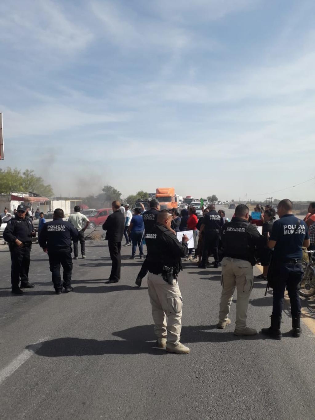 Al lugar acudieron elementos de Seguridad Pública, Fuerza Coahuila y la Fiscalía General de Justicia, quienes dialogaron con los manifestantes para el retiro del bloqueo. (EL SIGLO DE TORREÓN) 

