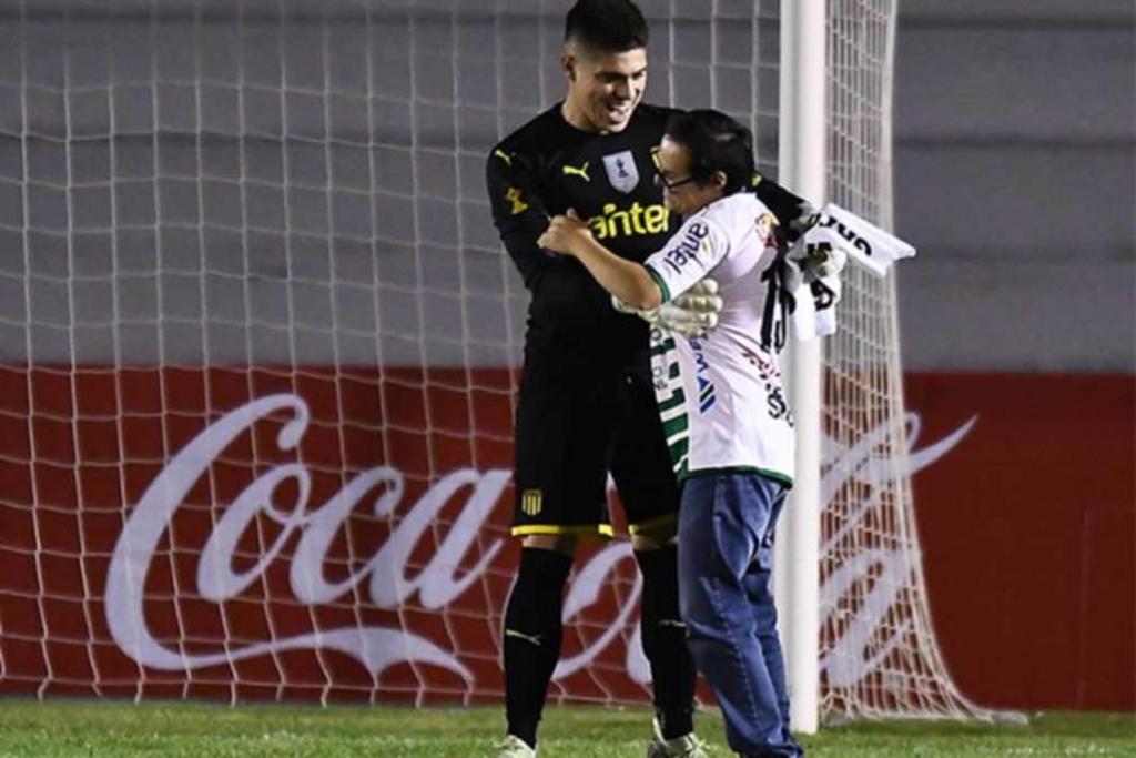 Portero de Peñarol tiene emotivo gesto con especial aficionado