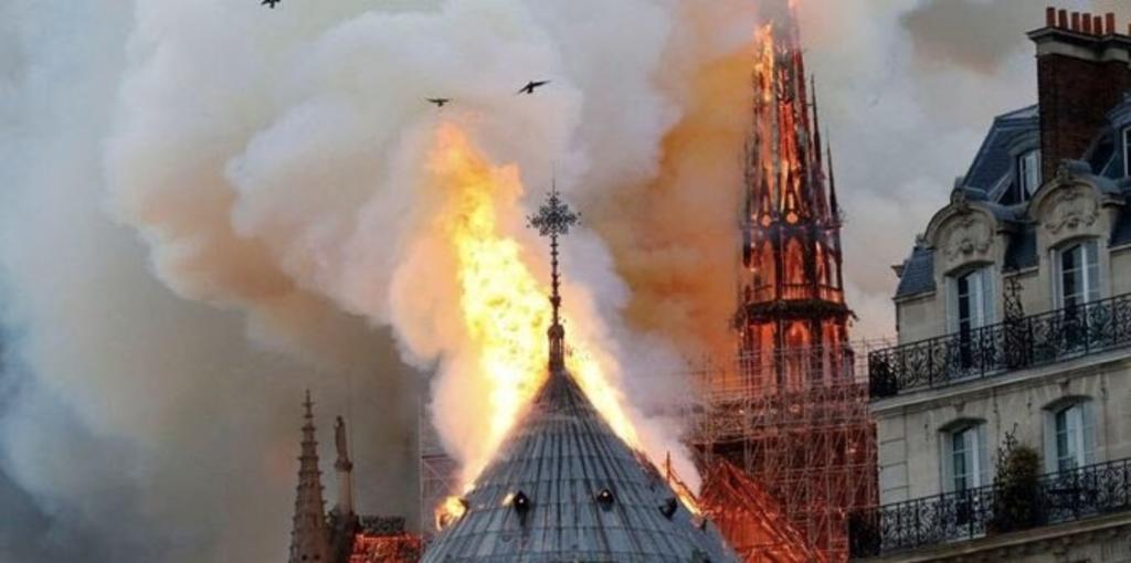Difunden videos del incendio en la Catedral de Notre Dame