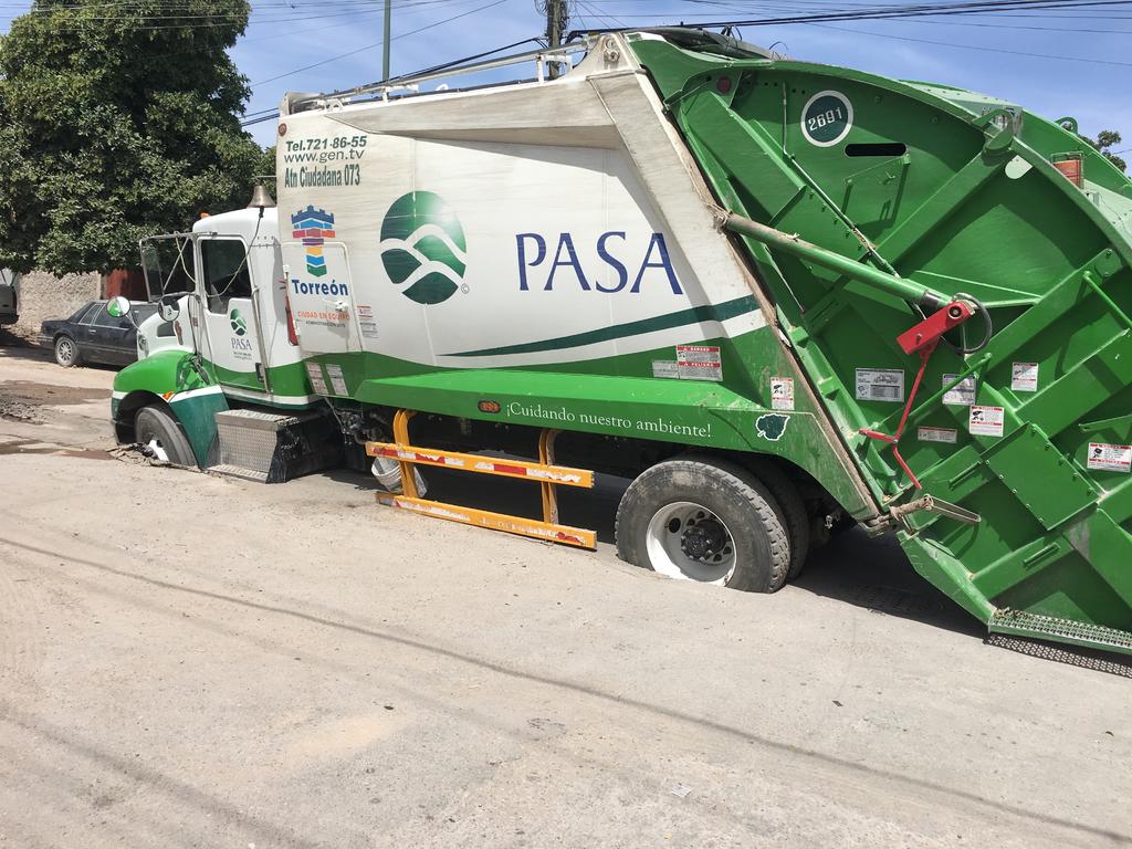 Se hunde camión recolector de basura en Torreón