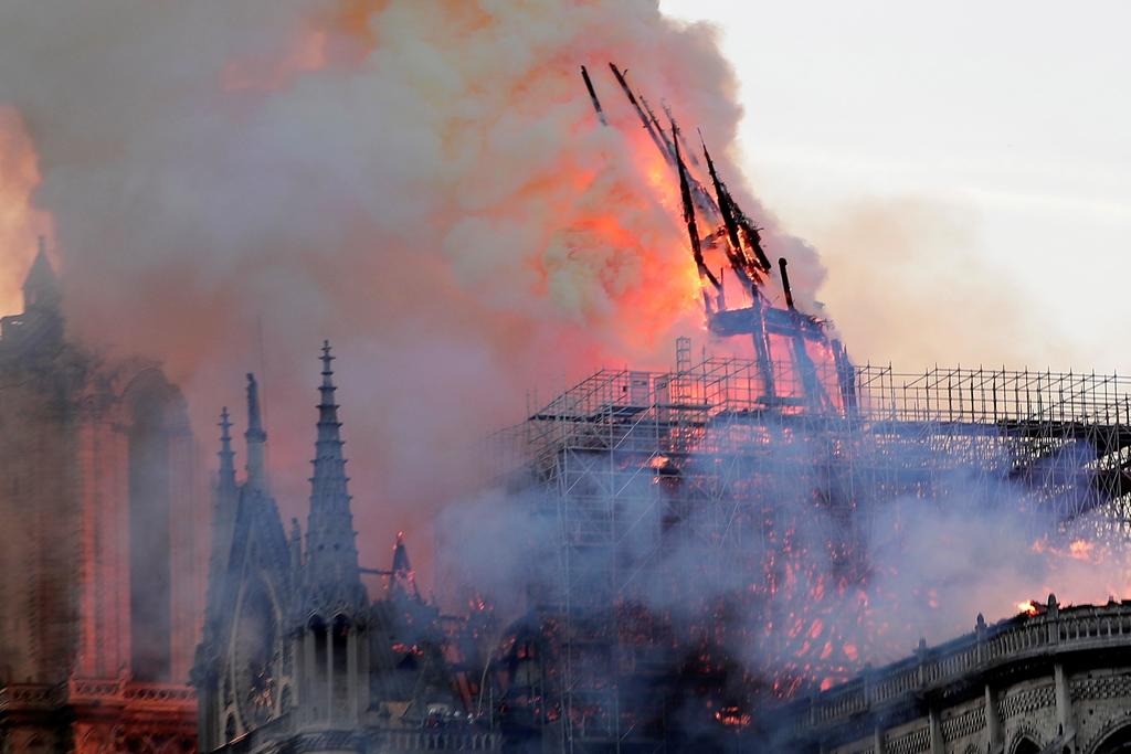 La emblemática aguja de la catedral de Notre Dame se vino abajo. (EFE)