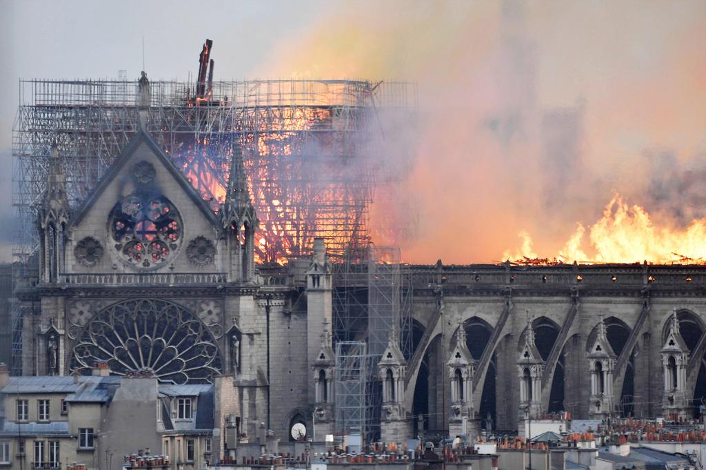 Esta tarde un voraz incendio arrasó con el tejado de la catedral de Notre Dame en París. (EFE)