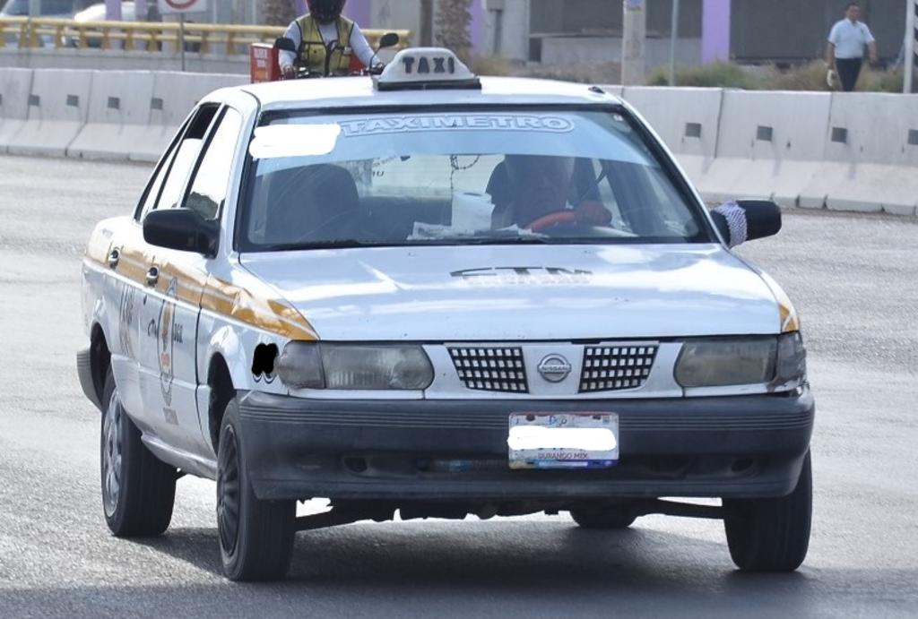Se desató conflicto entre autoridades y taxistas luego de que detectaran un vehículo con placas sobrepuestas. (ARCHIVO)