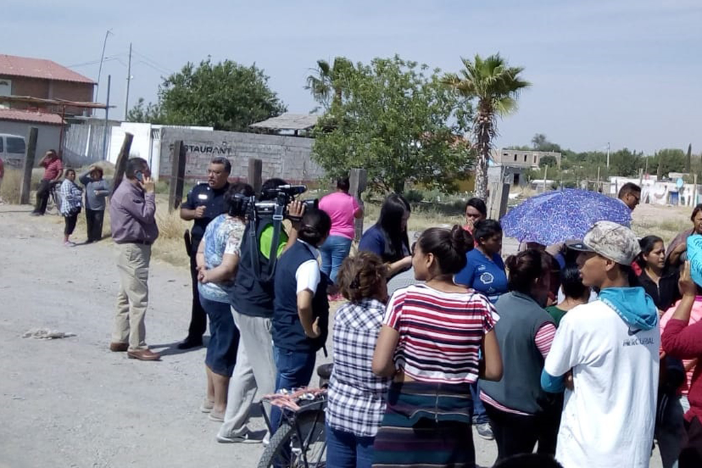 Exigen 'justicia' para Odalis con bloqueo en la autopista Torreón-San Pedro, a la altura del ejido 20 de Noviembre, donde murió atropellada. (EL SIGLO DE TORREÓN)
