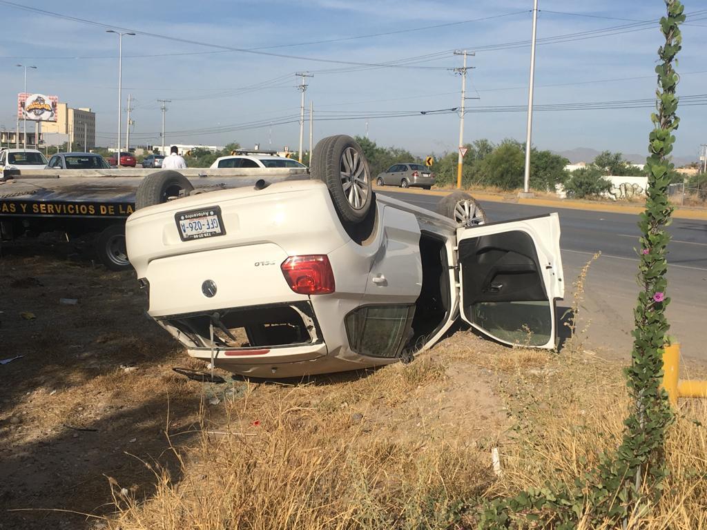 El vehículo Volkswagen Polo de color blanco terminó sobre su toldo al lado de la carretera Torreón-San Pedro. (EL SIGLO DE TORREÓN) 