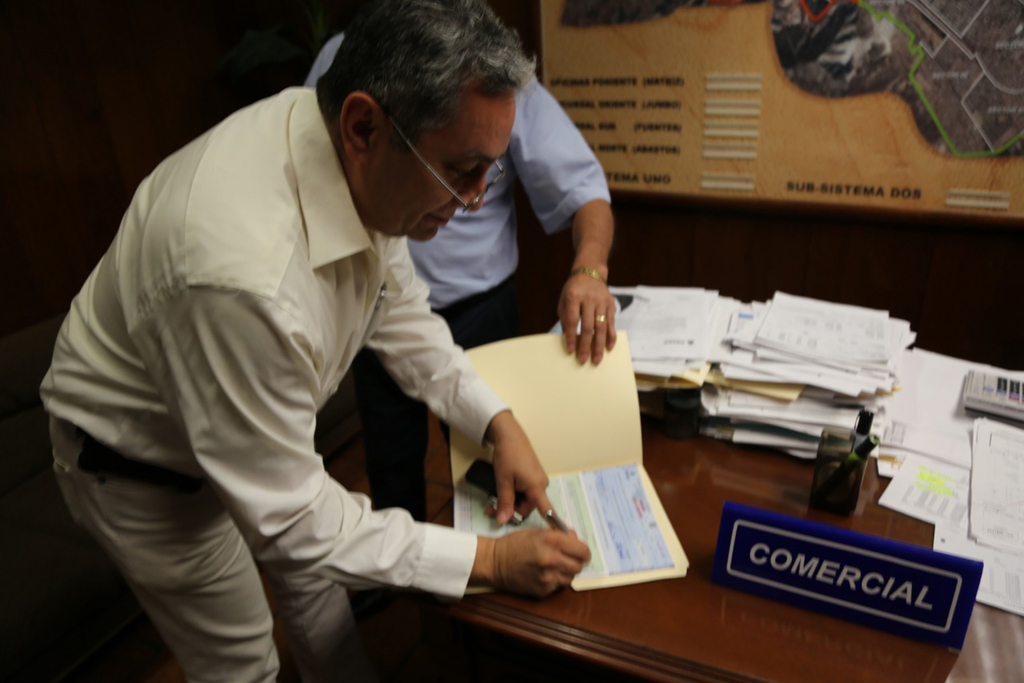 El Simas entregó ayer el cheque a Roberto Muñoz, presidente de la Comisión de Cuenca Alto Nazas.