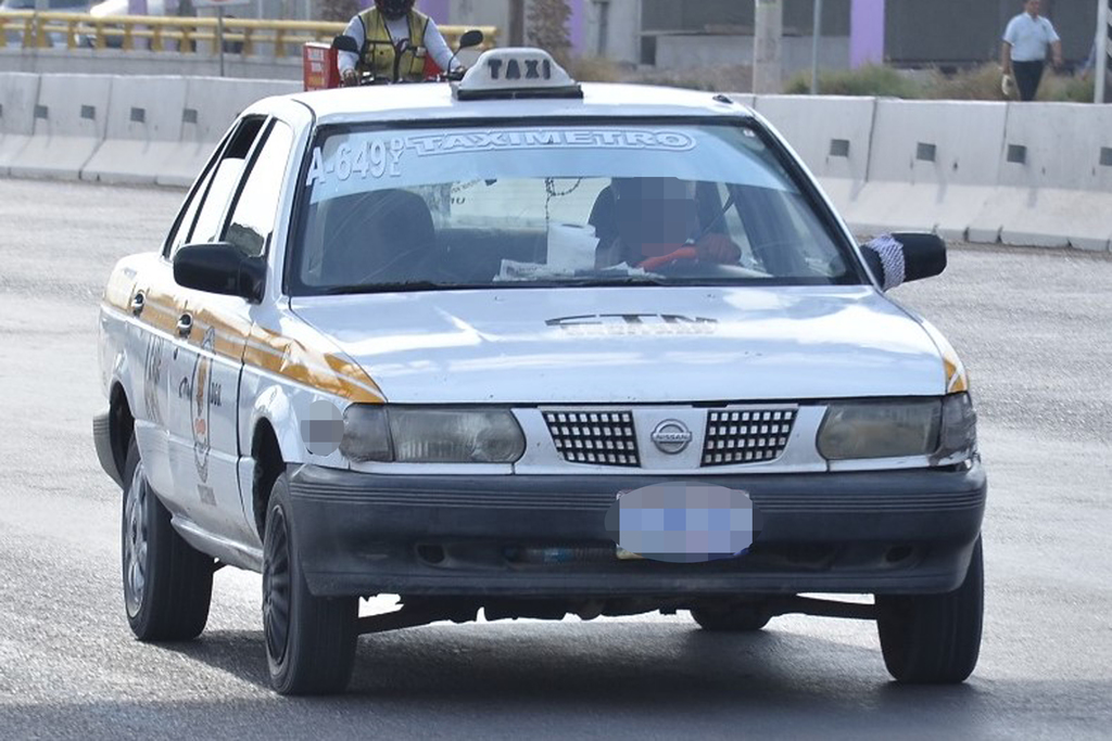 El conflicto se registró luego de que los inspectores de Autotransporte detectaran un vehículo del servicio público con placas sobrepuestas. (EL SIGLO DE TORREÓN)