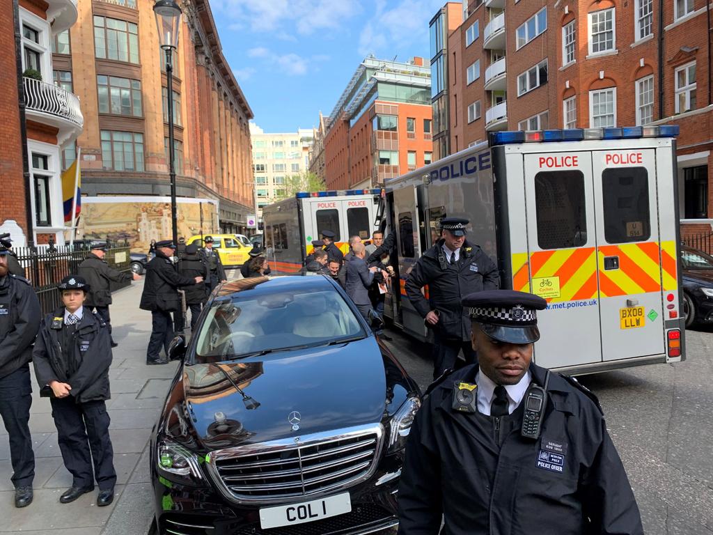 Miembros de la Policía Metropolitana de Londres arrestaron a Julian Assange el jueves pasado. (EFE)