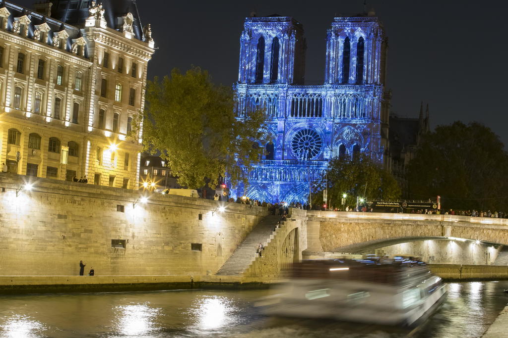 Valor histórico. Construida entre los siglos XII y XIV, cada piedra de esa catedral es una joya histórica, que es un referente de París. (ARCHIVO)