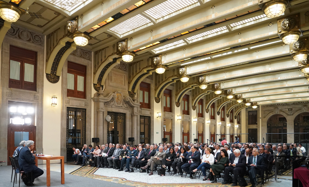 Andrés Manuel López Obrador se reunió con integrantes de su gabinete legal y ampliado en el salón Tesorería de Palacio Nacional. (NOTIMEX)