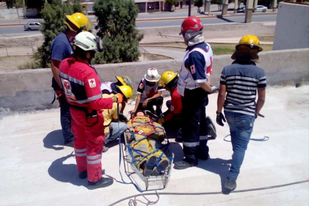 Bomberos, Protección Civil y Cruz Roja se capacitan en rescate de alturas. Participaron cerca de 30 personas de dependencias. (EL SIGLO DE TORREÓN)