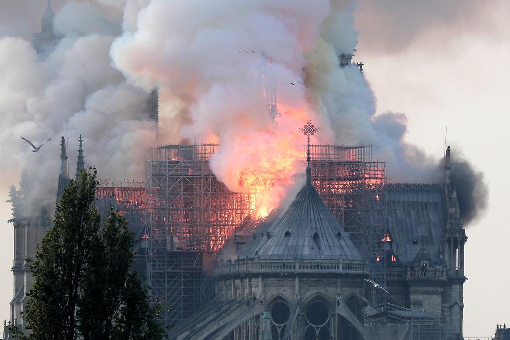 Tragedia. Momento en que la aguja central de la catedral de Notre Dame de París se derrumbó ayer devorada por un incendio que afectó buena parte del tejado del templo gótico, aunque su estructura está intacta. (EFE)