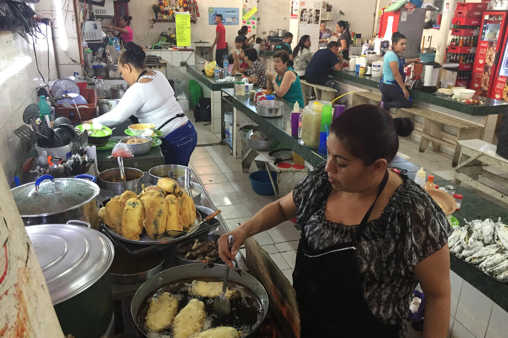 Vendedores de comida del mercado José Ramón Valdez, reportan un incremento en sus ventas de un 40 por ciento en esta Cuaresma. (EL SIGLO DE TORREÓN)