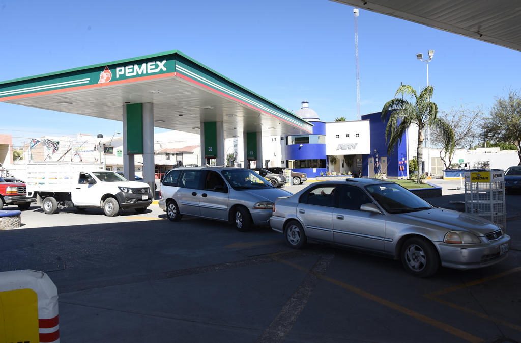 Algunas de las estaciones de servicio donde, a decir del Gobierno federal, se venden las gasolinas más baratas... están cerradas o abandonadas desde hace años. (ARCHIVO)