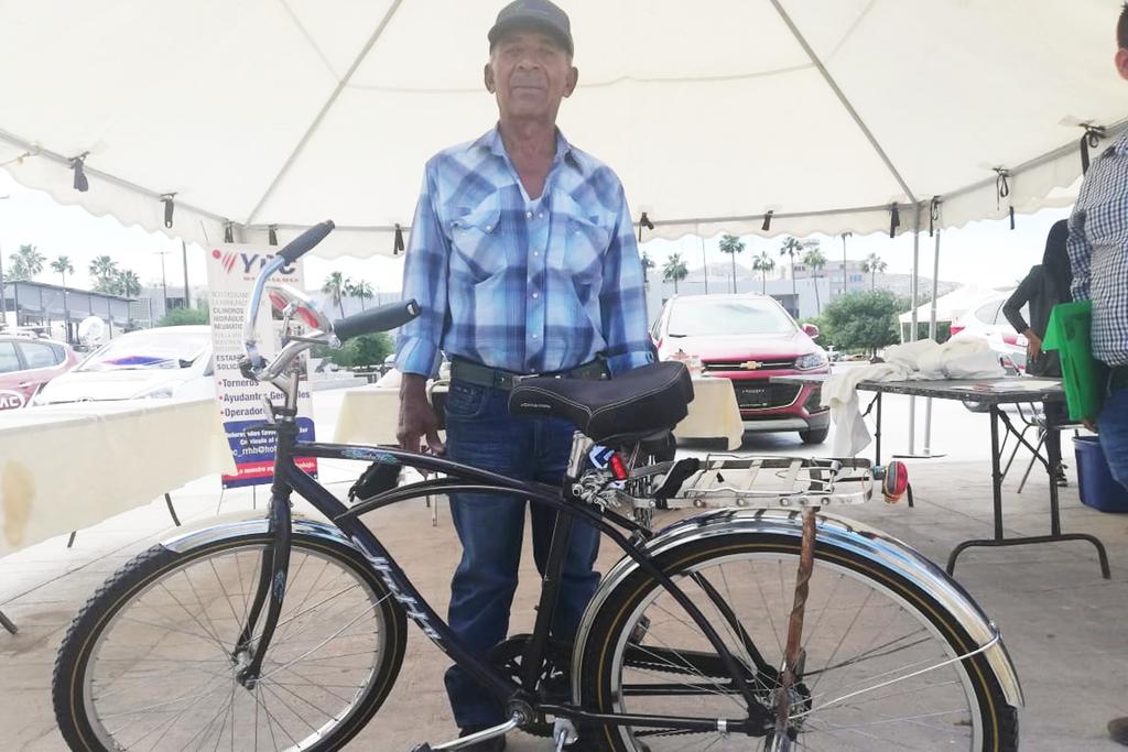 En su bicicleta, Apolonio recorre la ciudad de Torreón y parte de Gómez Palacio para trabajar como parquero en un centro comercial. (EL SIGLO DE TORREÓN)
