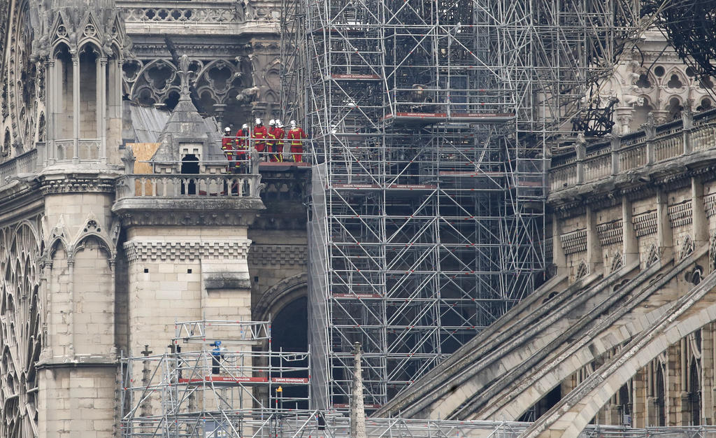 Este martes pudo ser extinguido completamente el fuego en la catedral de Notre Dame. (AP)