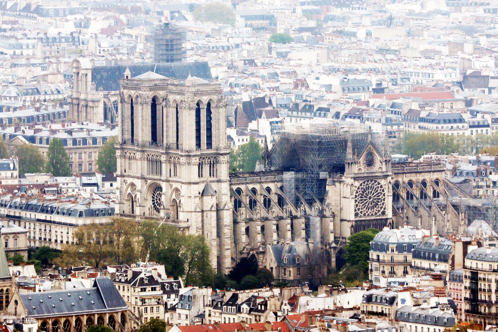 El fuego en la catedral de Notre Dame ya fue apagado en su totalidad.  (AP) 
