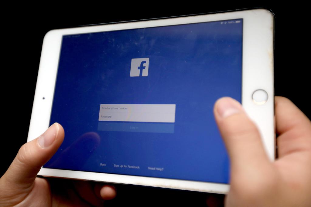 En la sesión del pleno de la Cámara Baja se avaló con 307 votos a favor y 15 en contra esta ley que incluye nuevas normas sobre datos y avisos específicos contra las principales redes sociales, entre ellas Facebook y Twitter. (ARCHIVO)