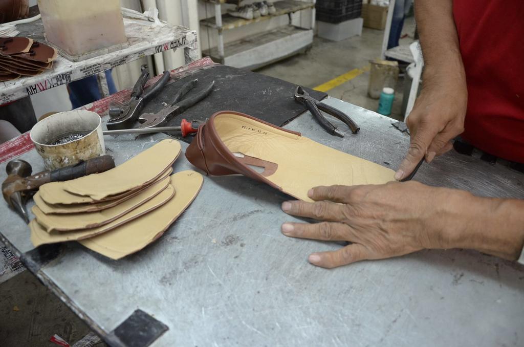 Sólo de China llegaron 43 millones 676 mil pares de calzado, es decir, 49.58 por ciento del total. (ARCHIVO)