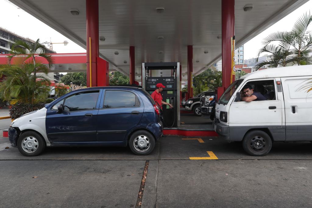 A pesar del incremento en los precios de las gasolinas en los últimos meses, México no es de los países con el combustible más caro en el mundo, ya que del 7 de enero al 15 de abril se ubicó en 20.48 pesos por litro en promedio, y en el mundo fue de 30.41 pesos promedio. (ARCHIVO)