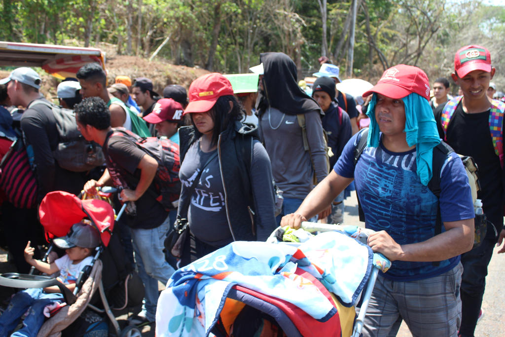 El coordinador del Centro de Dignificación Humana A.C., Luis Rey García Villagrán, dijo que su organización ha interpuesto desde hace 25 días, más de 583 juicios de amparo a igual numero de migrantes en Tapachula, algunos de los cuales están siendo deportados por autoridades a pesar de contar con el documento. (NOTIMEX)