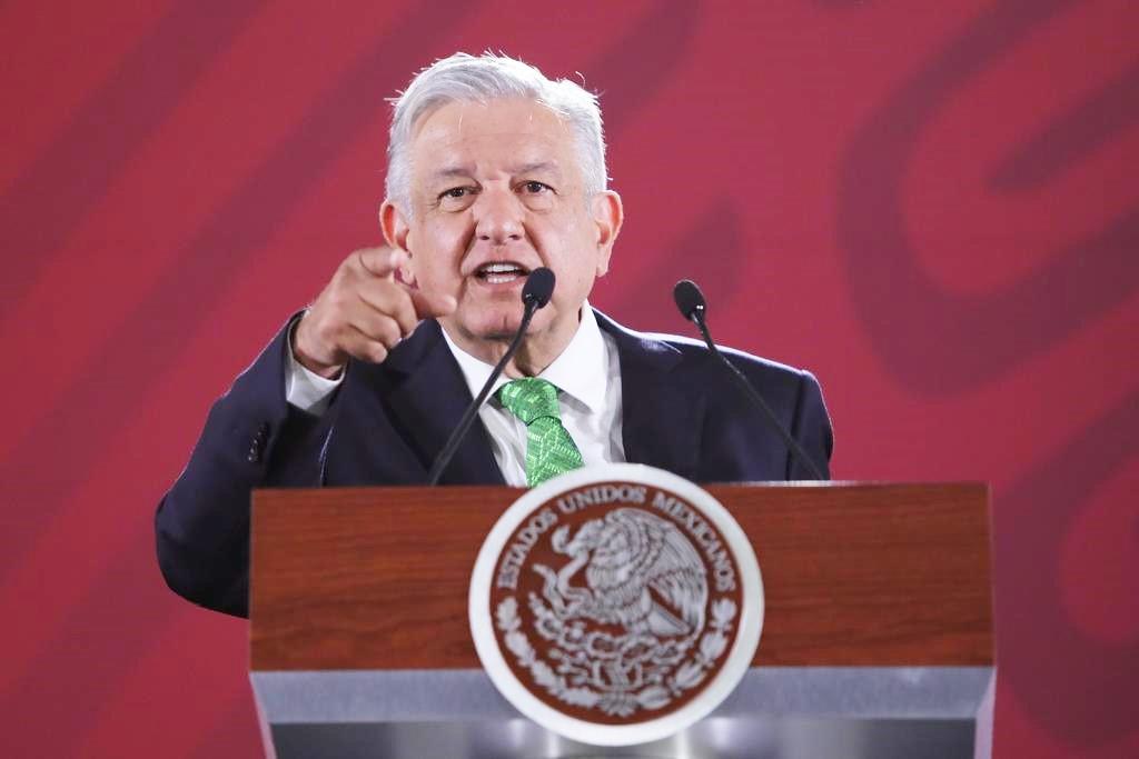 El presidente Andrés Manuel López Obrador firmó el memorándum dirigido a los titulares de secretarías de Gobernación (Segob), de Educación Pública (SEP) y de Hacienda y Crédito Público (SHCP) para dejar sin efecto las medidas de la reforrma educativa vigente. (ARCHIVO)