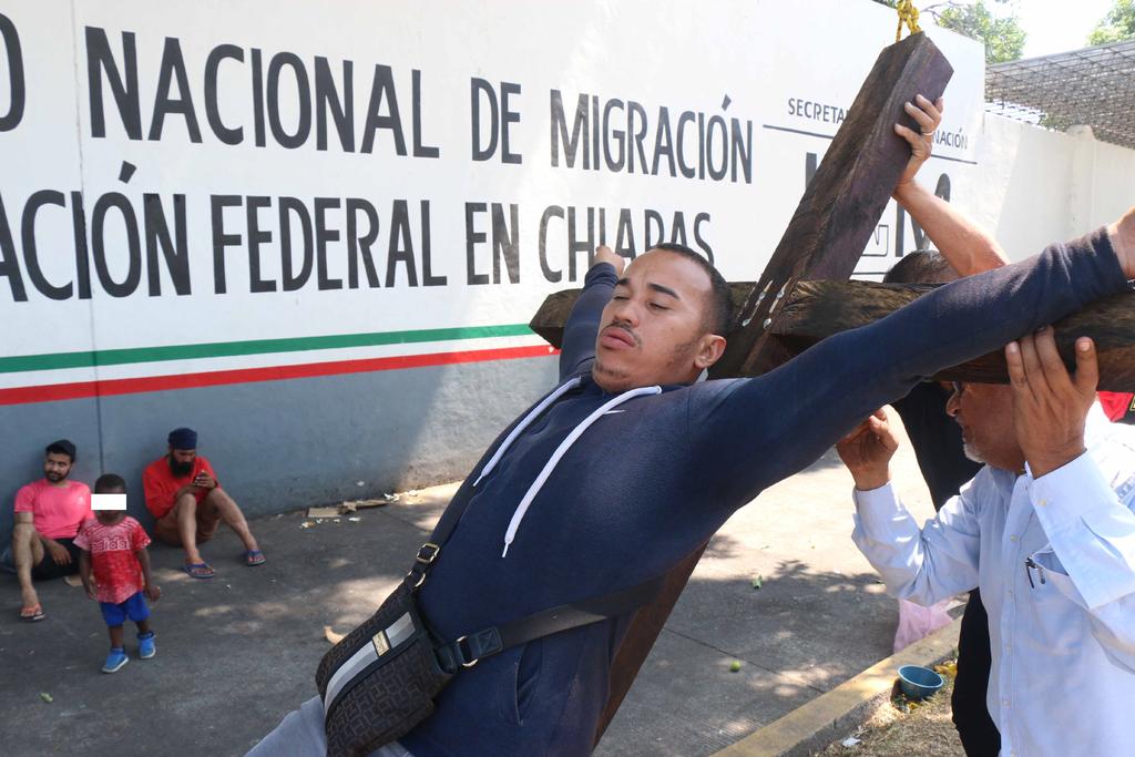 En la Estación Migratoria Siglo XXI en Tapachula, afirmó Luis Rey García Villagrán, coordinador del Centro de Dignificación Humana A.C., se están realizando graves violaciones a los derechos humanos a los más de dos mil detenidos que se encuentran en el recinto. (ARCHIVO)