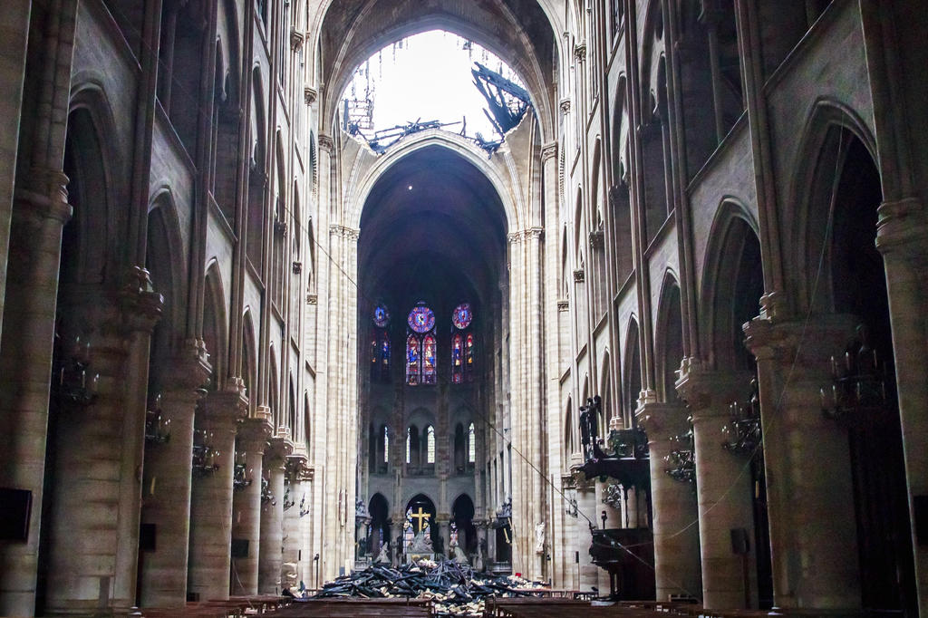 El fuego arrasó ayer con gran parte de la catedral de Notre Dame. (AP) 